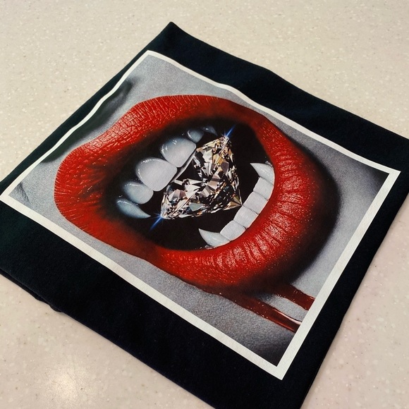 New unisex “ Diamond fangs “ tee. - Picture 2 of 5